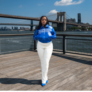 แจ็คเก็ตหนังทรงบอมเบอร์ All Eyes On Me Zeta รุ่นครอป สำหรับผู้หญิง แจ็คเก็ตหนังวีแกนพรีเมียมแบบซิปสำหรับชมรมนักศึกษาหญิงกรีก - Product Image 4