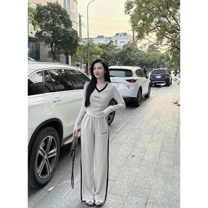 ชุดเซ็ตสองชิ้น Miumiu สำหรับผู้หญิง เสื้อครอปแขนยาว กางเกงขายาวทรงกว้างลายทางด้านข้าง สไตล์สปอร์ตชิค ชุดลำลองใส่สบาย - Product Image 5