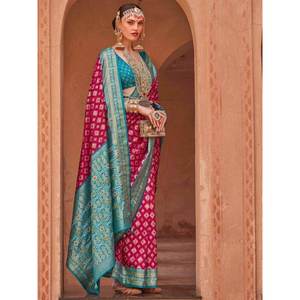 Fabuloso Vestido de Noche de Seda con Estampado Patola Rosa, Sari para Eventos con Blusa - Product Image 1