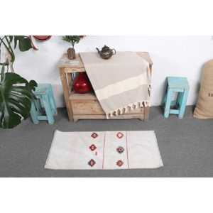 พรมวินเทจตุรกีขนาดเล็ก 1.5x3 ฟุต สีขาวลายดอกไม้สีแดง - Product Image 3