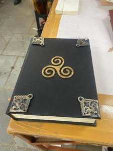 Diarios de cuero celta de tamaño jumbo de color granate oscuro hechos a medida con adornos de latón ideales para reventa - Product Image 6