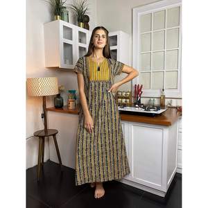 Robe de nuit décontractée 100% coton avec pompons, popeline super douce, fermeture boutonnée confortable, 1 poche latérale, logo personnalisé, offre ODM - Product Image 2