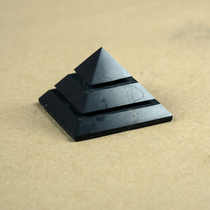 Pirámide de Saqqara de shungita pulida de 2.8 pulgadas (70 mm) - Product Image 3