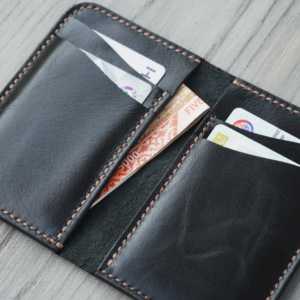 Non. Portefeuille vertical en cuir fin 90 Slim (Prince Black) fait main - Product Image 3