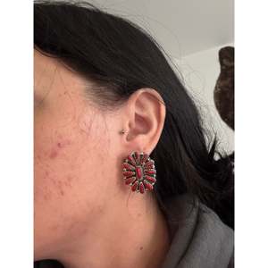 Boucles d'oreilles clous tendance en corail rouge Navajo et argent sterling, serties de fleurs avec diamants et perles, idéales pour un cadeau - Product Image 1