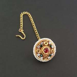 Apurva 1504101 Maang Tikka Perles en alliage de zinc et pierre Borla Elegant Maang Tikka Jewelry - Product Image 1