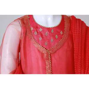 Vestidos Elegantes con Diseño Floral Brillante y Vibrante - Product Image 4