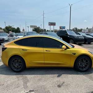 Sedán Eléctrico de Lujo 2022 de Bajo Kilometraje, 3 Puertas, Motor Dual, Tracción en las Cuatro Ruedas, Gran Autonomía, Carga Rápida, Interior Premium, Confort para el Conductor - Product Image 5