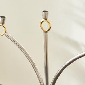 เชิงเทียนสีเงินคุณภาพสูงที่วางกลางโต๊ะที่สง่างามตกแต่งอย่างมีสไตล์เน้นการแสดงที่บ้านแนวโรแมนติกและรื่นเริง - Product Image 2