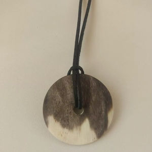 Collier pendentif en corne de buffle, bijoux tribaux naturels et durables pour femmes, haute qualité - Product Image 1