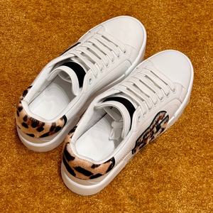 Zapatillas de diseñador de alta gama con tacón bajo, antideslizantes, transpirables y cómodas, con un diseño moderno y a la moda para hombre. - Product Image 2