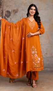 Naisha K 372 Coton Mul Mul Brodé Kurti Pantalon Et Dupatta - Product Image 2