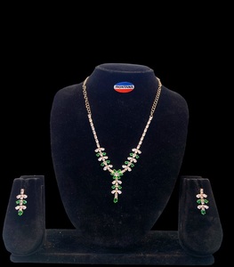 Ensemble de bijoux en acier inoxydable pour femmes de style vintage avec collier et boucles d'oreilles en diamant pour les occasions de fêtes de mariage - Product Image 1