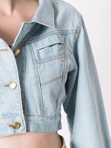 Veste en jean bleu clair à manches longues avec boutons dorés, taille XL, poches poitrine et détails de couture, pour un style décontracté et streetwear. - Product Image 3