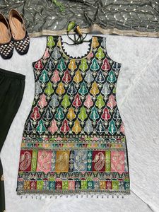 Fil de fausse georgette de vêtements de mariage de concepteur lourd avec le haut de travail de broderie de séquence et le palazzo de Sharara avec Dupatta - Product Image 2