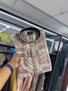 USURE INDIENNE TRADITIONNELLE EN LONGUE KURTA EN COTON AVEC AJOUT DE LUCKNOWI TRAVAIL AVEC IMPRESSION NUMÉRIQUE. - Product Image 5