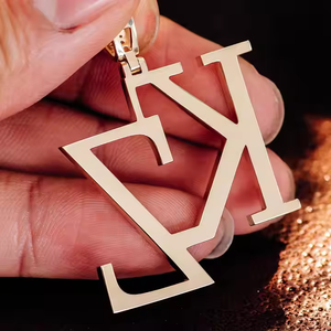 Iniciales Ice Out Colgante de moissanita chapado en oro personalizado con diamante de corte esmeralda Joyería fina con encanto de iniciales - Product Image 1