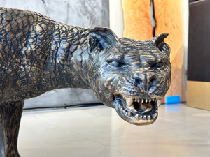 Mesa de Centro Hecha a Mano con Diseño de Pantera Negra, Mesa Escultural de Madera Sólida de Lujo para Interiores Premium - Product Image 2