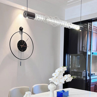 Lampes suspendues linéaires en verre minimalistes modernes utilisées pour l'éclairage des îlots de cuisine de restaurant, des tables à manger et des bureaux.
