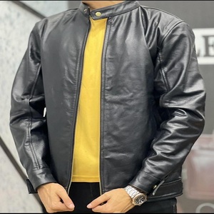 Una pieza contemporánea con forro polar grueso que proporciona comodidad y un toque personalizado para el viajero moderno - Product Image 4