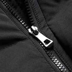 Chaqueta acolchada personalizada con aislamiento para hombre, acolchado ligero y suave, ajuste moderno y elegante, ideal para ropa de calle de invierno diaria - Product Image 3