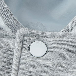 แจ็คเก็ตผู้ชายแบบใหม่ สีพื้น ดีไซน์เลตเตอร์แมน สำหรับฤดูหนาว ผ้าแคนวาส คอตั้ง โลโก้ด้านหน้า มีฮู้ด แห้งเร็ว ระบายอากาศดี สไตล์สตรีทแวร์ คุณภาพสูง - Product Image 4