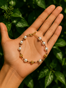 Pulsera de Perlas con Conchas de Latón y Cuentas Doradas Acanaladas |   Pulsera de Cadena Apilable para Mujer - Product Image 1