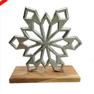 Objet décoratif en aluminium argenté au design étonnant avec base en bois pour la maison ou le bureau - Product Image 1