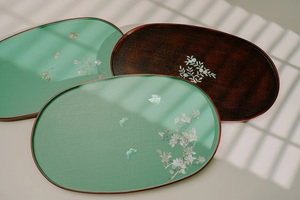 Impresionante bandeja de madera con delicadas incrustaciones florales y acabado artesanal Construcción de alta calidad Acento versátil para el hogar - Product Image 2