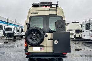 Autocaravana de Lujo Clase B Usada del 2023, Techo Alto, 4X4, para Viajes, con Interior Premium y Diseño Compacto - Product Image 2