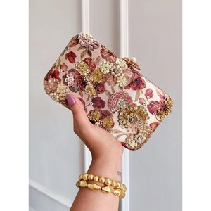 Pochette de soirée florale perlée à bandoulière avec embellissements de perles scintillantes et fermeture à rabat pour les soirées - Product Image 1