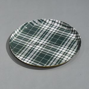 Elegante bandeja redonda para servir en Diseño a cuadros verdes y blancos, Perfecta para servir aperitivos y agregar un toque de encanto rústico - Product Image 1