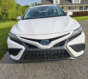 สีขาวเป็นประกาย2023มือสอง Toyota Camry Hybrid SE Nightshade FWD พร้อมล้ออัลลอยด์เบาะหนังระบบนำทางสตาร์ทด้วยรีโมท - Product Image 1