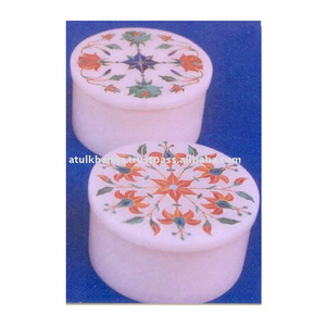 Boîte à bijoux en marbre blanc poli avec incrustation de fleurs rouges sur une forme ronde, surface lisse et brillante - Product Image 1