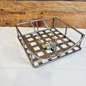 Panier à serviettes en métal de finition antique avec un look vintage idéal pour les collectionneurs et les amateurs d'articles de style traditionnel - Product Image 1