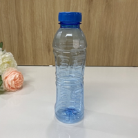 Botella de agua de plástico PET azul de 500ML al por mayor con tapa de filtro popular botella de diseño personalizado muestra gratis FÁBRICA DE Vietnam