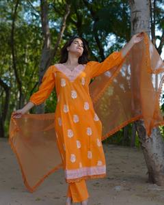 Ensemble de costume en coton imprimé à la main Tara Marigold Glow Khari avec dupatta en organza au meilleur prix - Product Image 3