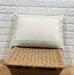 Housse de coussin rectangulaire bohème faite à la main en coton et lin avec bordure brodée bleu-vert - Product Image 1