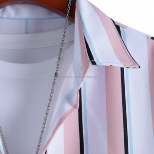 ชุดเสื้อเชิ้ตผู้ชายลายทางแบบกำหนดเอง OEM - ชุดลำลองฤดูร้อนแขนสั้นลายทางแนวตั้งสีชมพู - Product Image 4