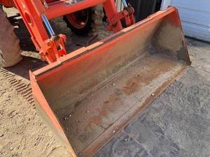 Tractor Kubota M7060D 2015: Potencia Utilitaria de Alto Rendimiento con Fiabilidad Comprobada - Product Image 3