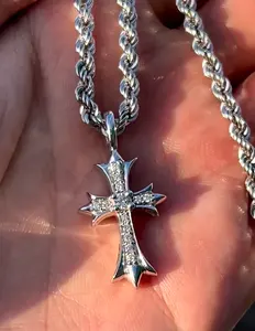 Ciondolo religioso oro bianco Hip Hop gioielli taglio rotondo Moissanite diamante croce ciondolo con catena di corda