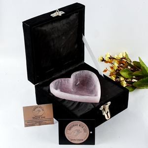 Cuenco decorativo de resina en forma de corazón gris, bandeja de centro de mesa romántica hecha a mano, acento de mesa elegante para el hogar, sala de estar o regalo - Product Image 4