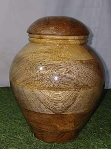 Urnes funéraires en bois de manguier fabriquées à la main Urnes funéraires en bois souvenir pour adultes avec couvercle pour cendres d'animaux et humaines (6 "L x 6" W x 8 "H) - Product Image 5