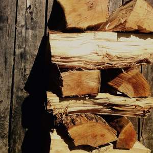 Troncos de leña de roble y haya secados al horno Premium para chimenea, estufa de leña y pozo de fuego al aire libre, suministro de madera dura de combustión limpia - Product Image 2