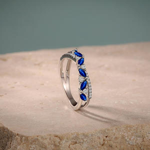 Anillo de Boda Jeulia Olivetta Classic Twist Eternity - Anillo de Promesa Geométrico de Corte Ovalado Chapado en Rodio - Product Image 5