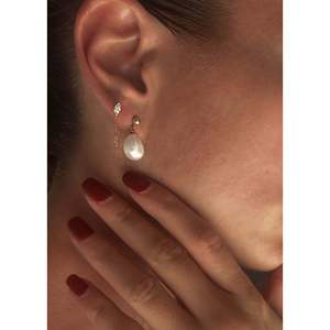 Boucles d'oreilles pendantes de style baroque avec accents de perles - Product Image 6
