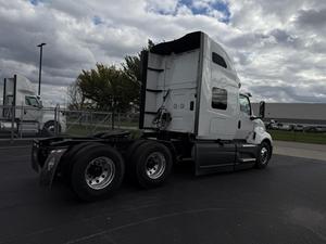 Camion benne d'occasion INTERNATIONAL 2012-2017, moteur diesel 10 cylindres, caméra arrière 360°, écran tactile, automatique, Euro 5, transmission 6x4 - Product Image 4