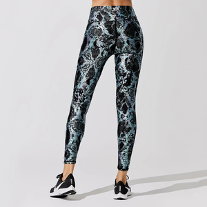 Leggings de yoga metálicos personalizados para mujer, de cintura alta, con efecto fruncido, tallas grandes, color liso, para fitness - Product Image 3
