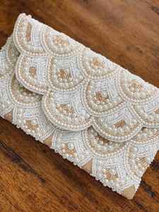 Portefeuille artisanal en perles de rocaille avec motif floral brodé, léger et de forme carrée - Product Image 3