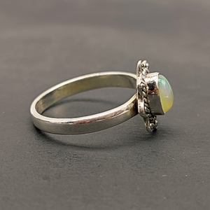 Bague artisanale en opale éthiopienne naturelle Bague en argent sterling 925 fin Bague design moderne pour femme Bague cadeau de mariage - Product Image 3